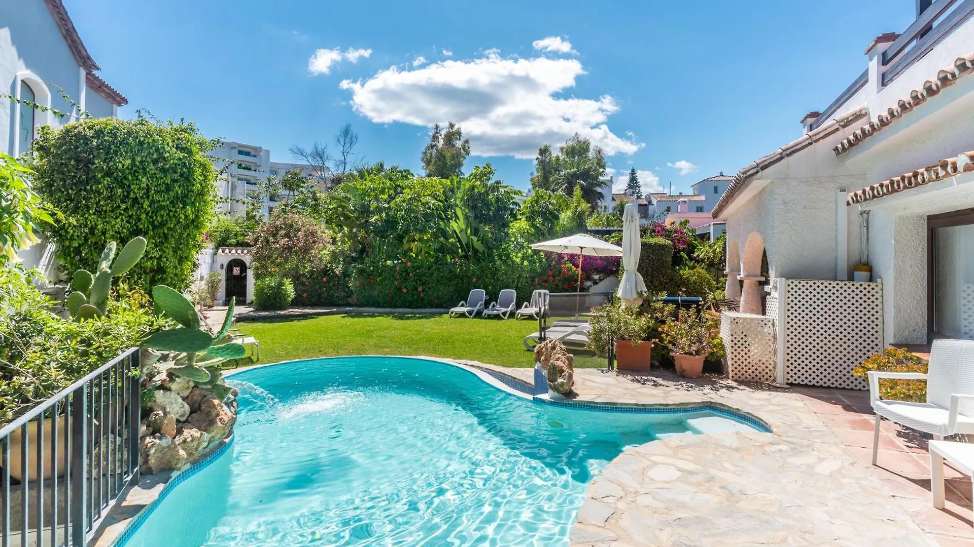 Villa By The Beach 5 Bedrooms Marbella