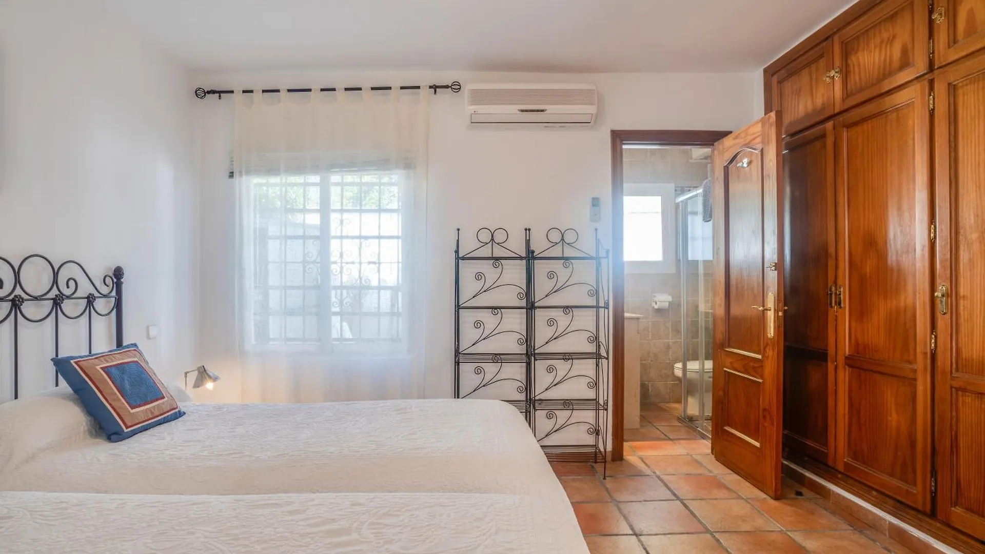 Villa By The Beach 5 Bedrooms Μαρμπέλλα