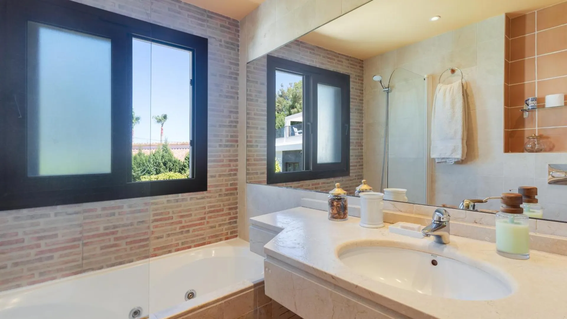 Villa By The Beach 5 Bedrooms Μαρμπέλλα Ισπανία