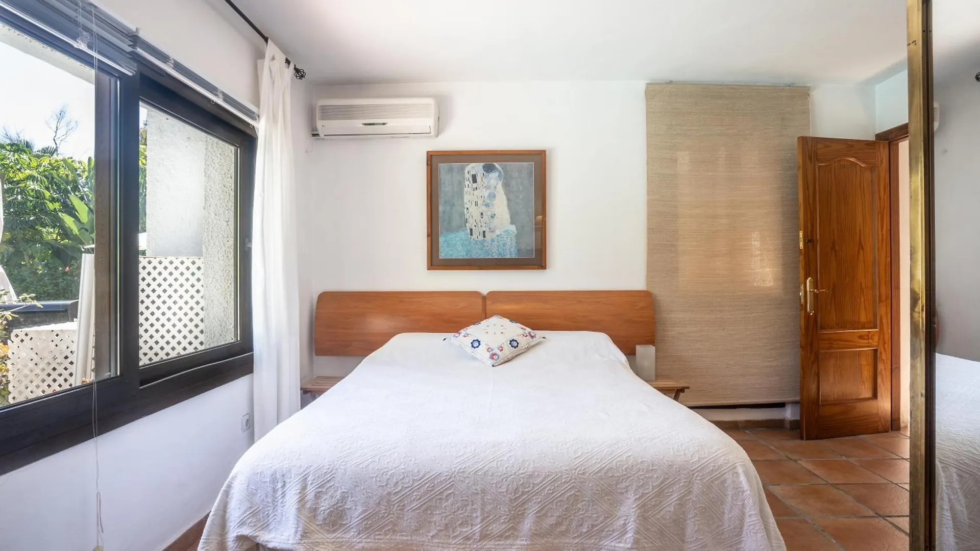 Villa By The Beach 5 Bedrooms Μαρμπέλλα