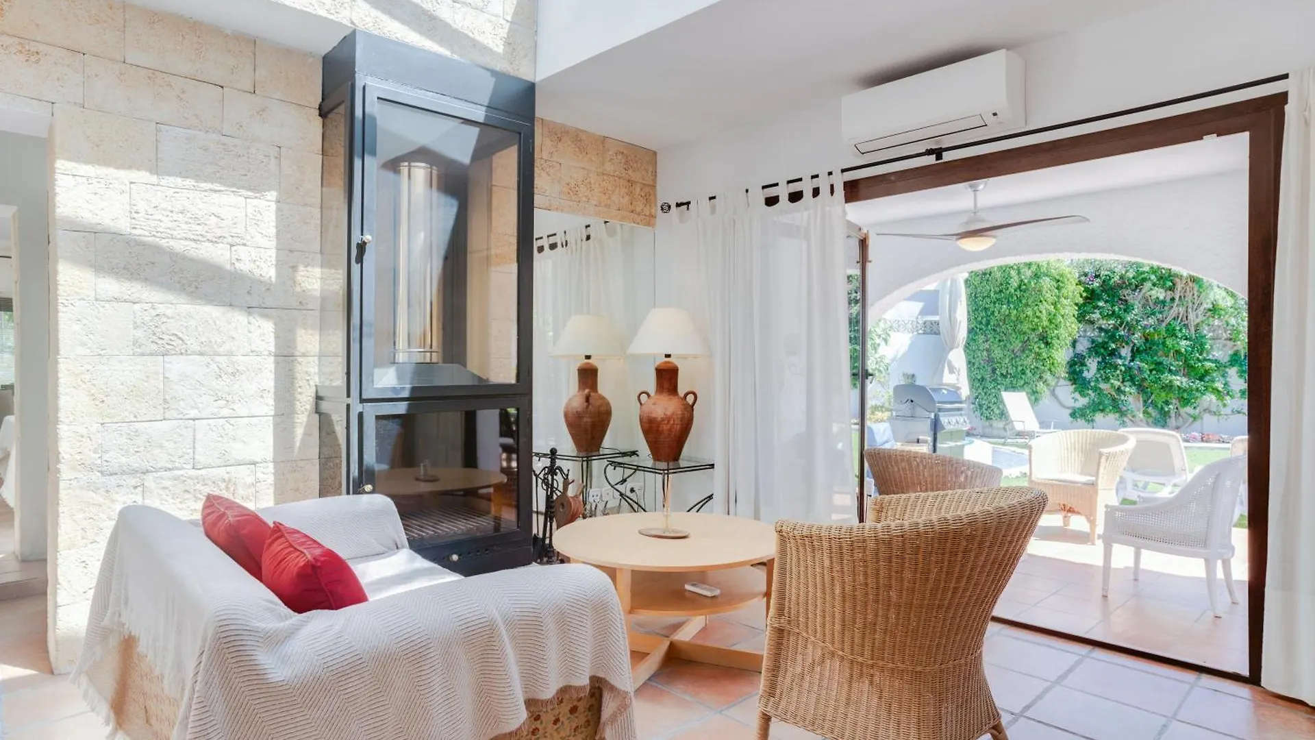 Villa By The Beach 5 Bedrooms Μαρμπέλλα
