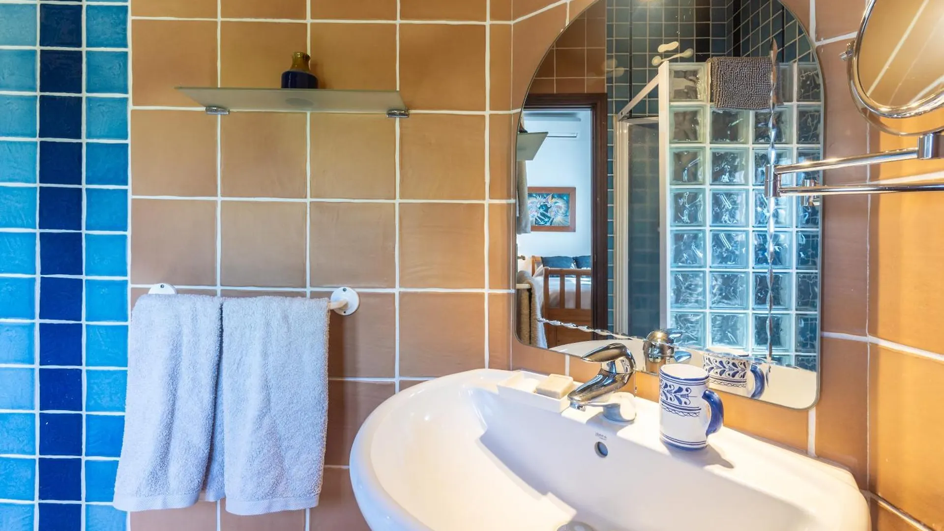 Villa By The Beach 5 Bedrooms Μαρμπέλλα