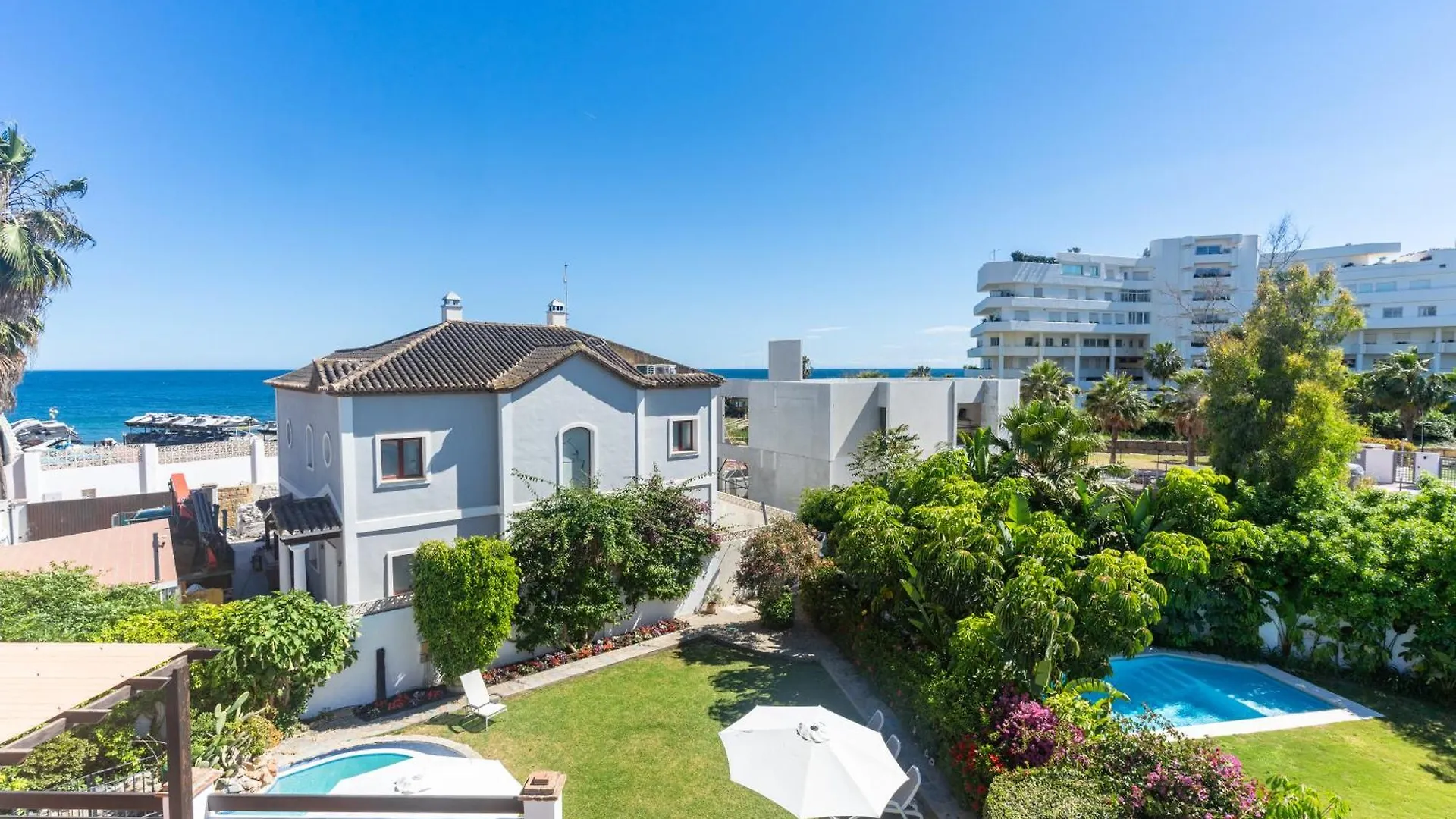 Villa By The Beach 5 Bedrooms Marbella